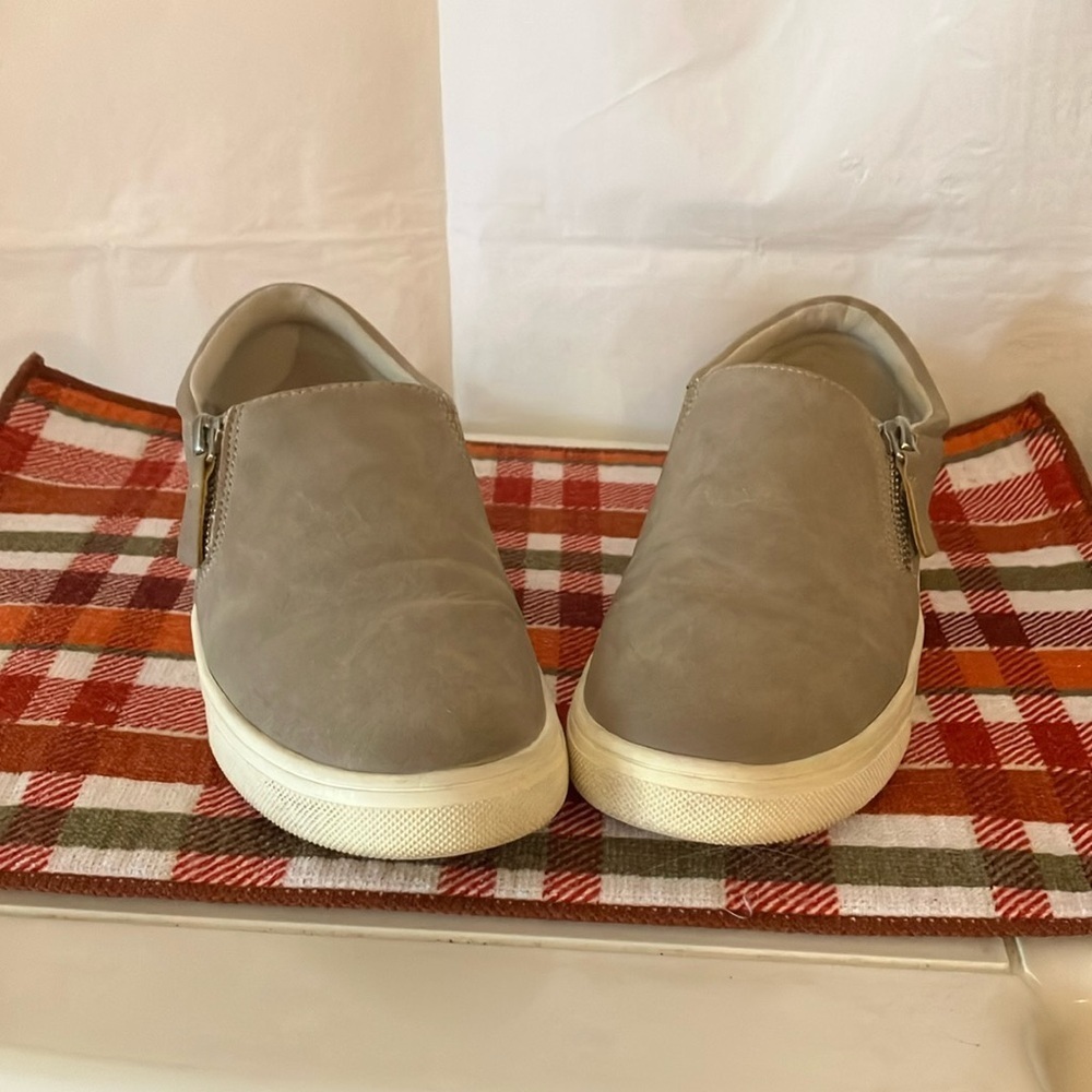 Kensie Women’s Soren Casual Sz 8 Slip-on w/Size Zipper Detail Low Top Taupe Shoe